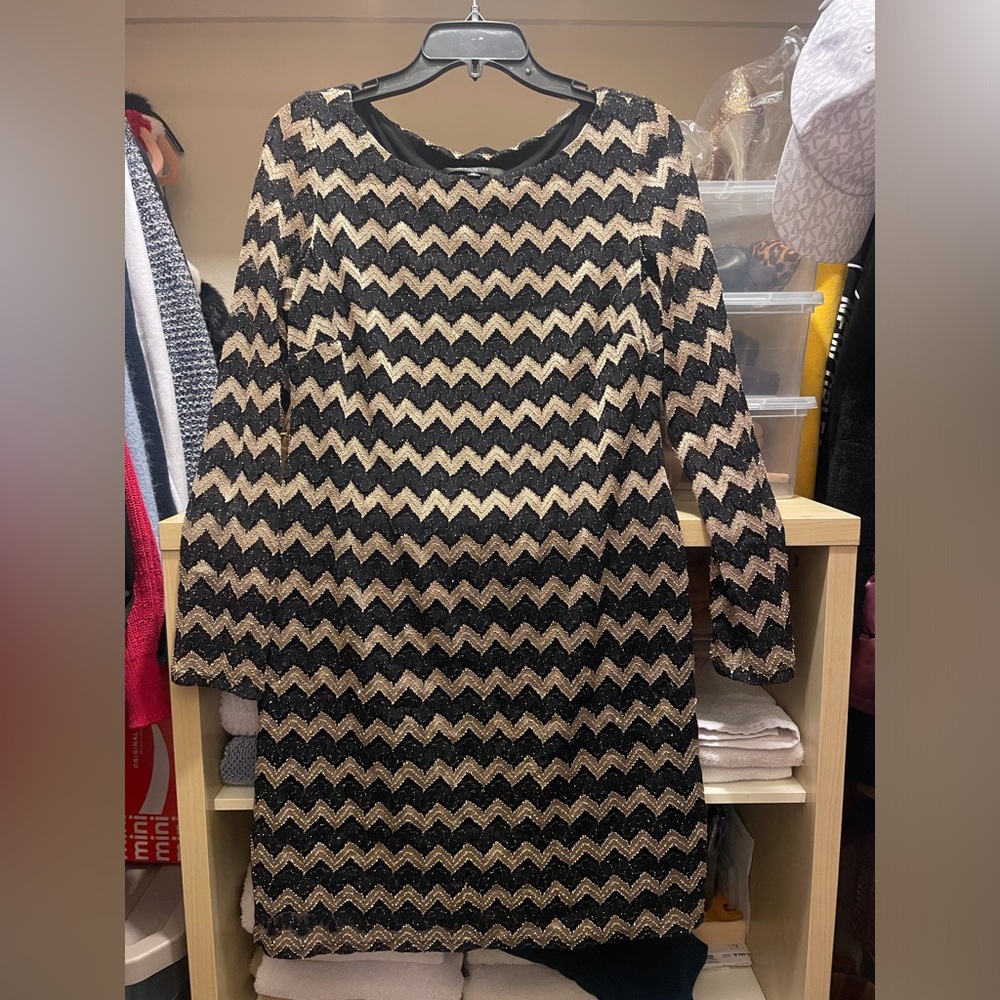 Nine West dress
Size 12
Black & Gold
Chevron Pattern 
Stretchy and lined
